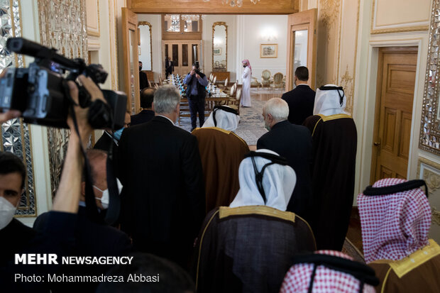 ظريف يستقبل وزير الخارجية القطري