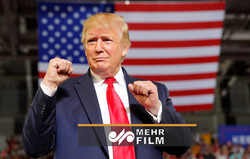 ٹرمپ کا اپنی مخصوص گاڑی میں اپنے حامیوں کے درمیان حضور