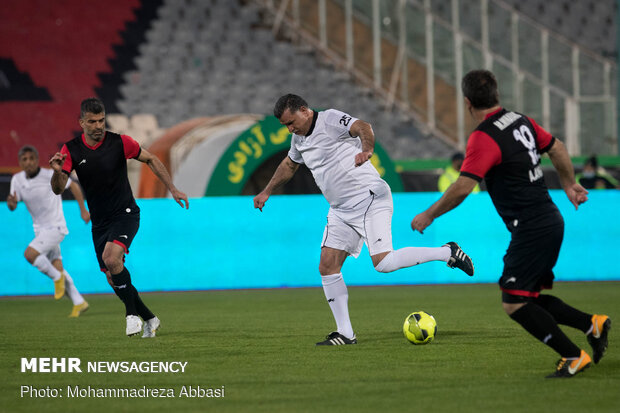 Veteran footballers play in remembrance of Minavand, Ansarian