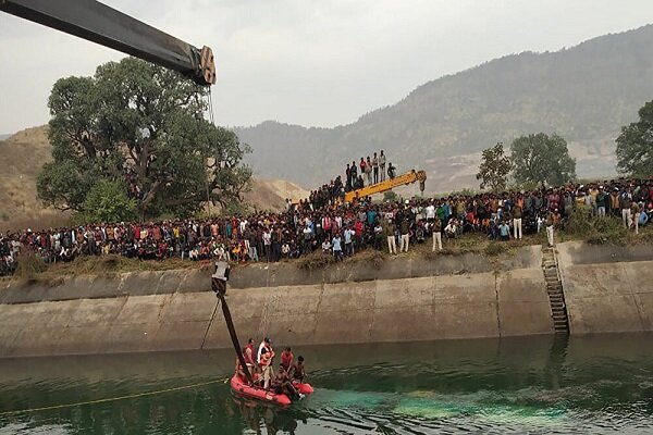 Hindistan'da yolcu otobüsü su kanalına düştü: 40 ölü