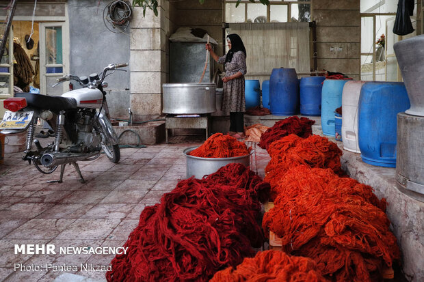 Traditional carpet weaving in Chaleshtar