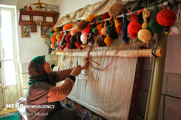 Traditional carpet weaving in Chaleshtar