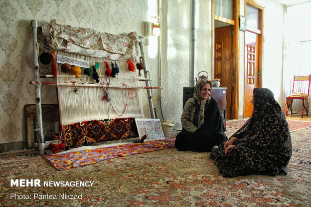 Traditional carpet weaving in Chaleshtar