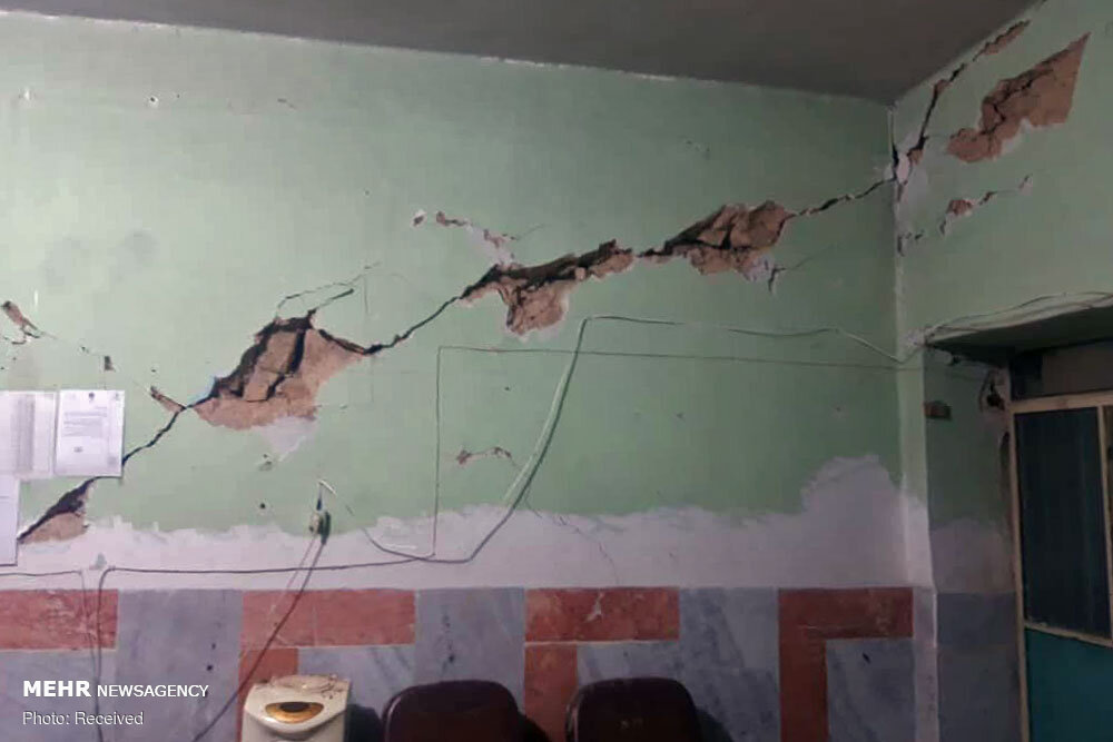 آسیب به ۷۰ درصد منازل در زلزله/ اسکان اضطراری در اردوگاه موقت+ تصاویر