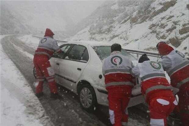 ۲۲ خودروی گرفتار در برف در محور تکاب - شاهین دژ رهاسازی شد