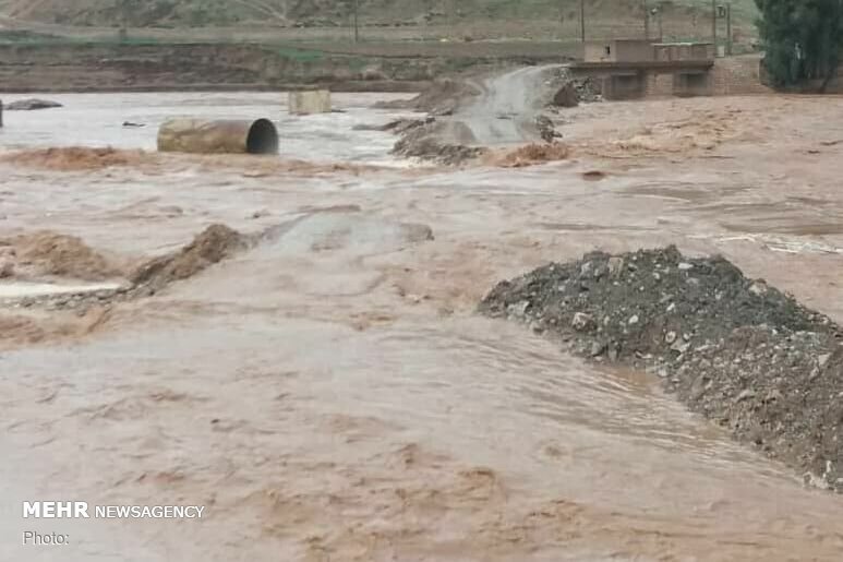 سیلاب محورهای تردد در شرق اصفهان را مسدود کرد
