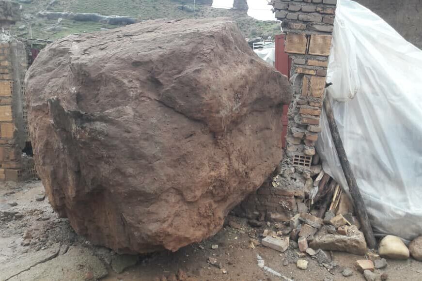 سقوط سنگ روی خودروی سواری در کندوان حادثه ساز شد