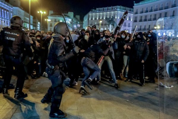 درگیری پلیس اسپانیا با معترضان/۸۰ تن بازداشت و ۱۰۰ تن زخمی شدند