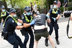 اعتراضات ضد واکسیناسیون کرونا در شهرهای مختلف استرالیا برگزار شد/ درگیری پلیس با مردم در ملبورن
