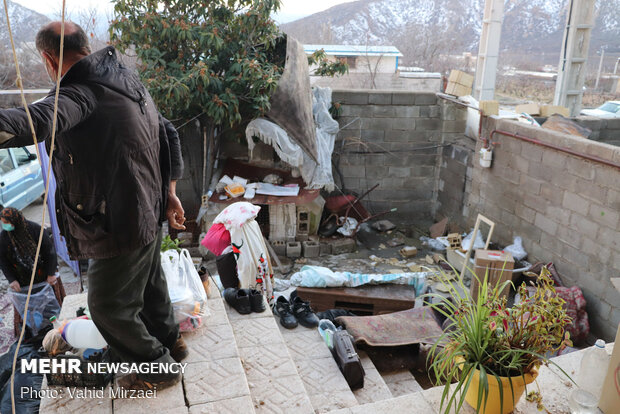 توزیع چادر در مناطق زلزله زده سی سخت