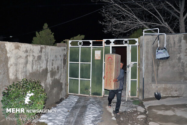 توزیع چادر در مناطق زلزله زده سی سخت