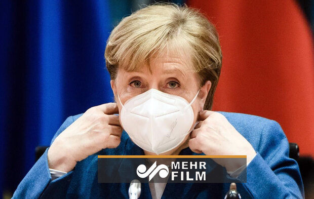 Merkel, maske takmayı unuttu! Telaşlı anları kameralara yansıdı