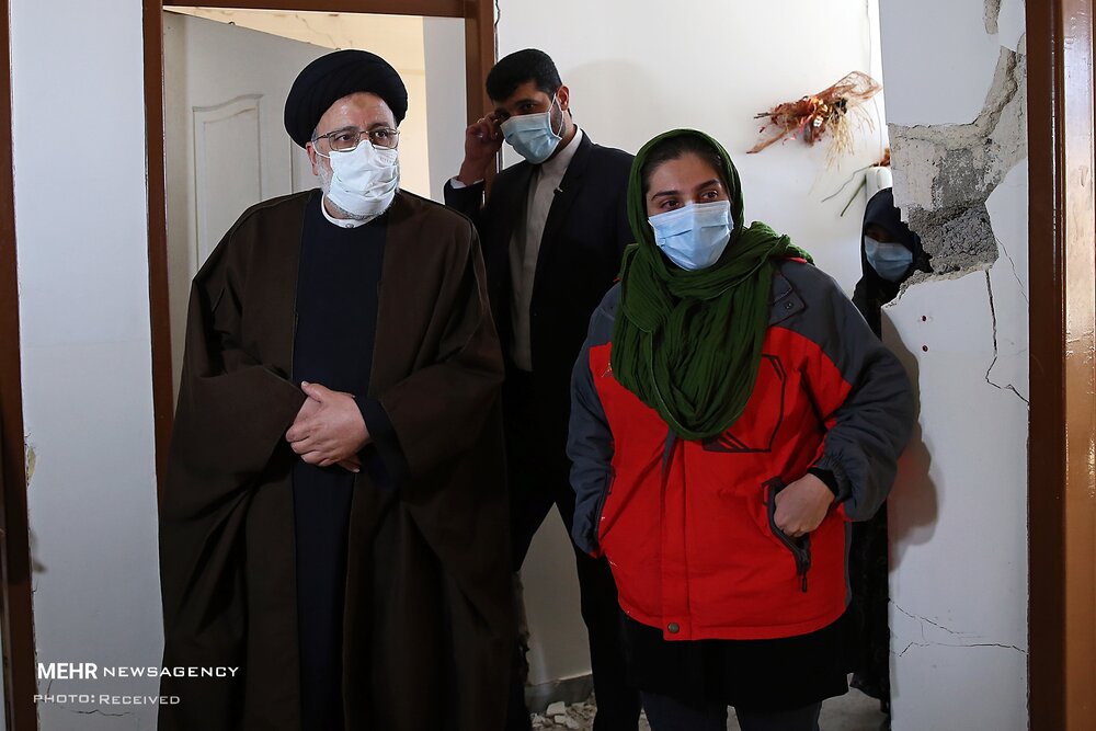 ایرانی عدلیہ کے سربراہ  کی سی سخت شہر میں زلزلہ سے متاثرہ افراد سے ملاقات