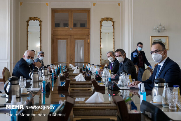 Zarif, Grossi hold talks in Tehran 