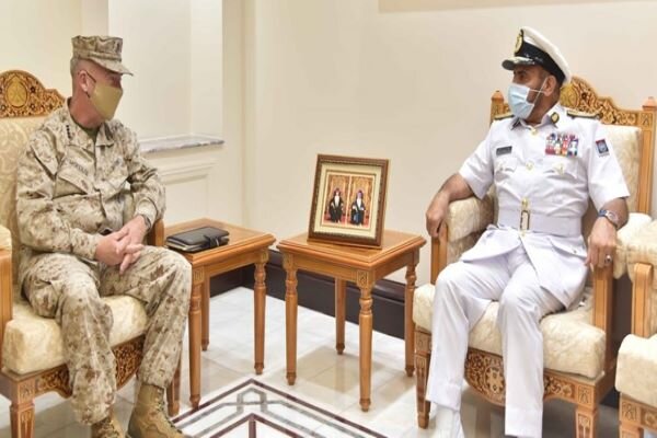 فرمانده تروریست‌های «سنتکام» با مقام نظامی عمان دیدار کرد