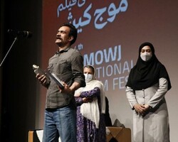 فیلمساز شیرازی جایزه‌اش را به زنان ایلِ قشقایی تقدیم کرد