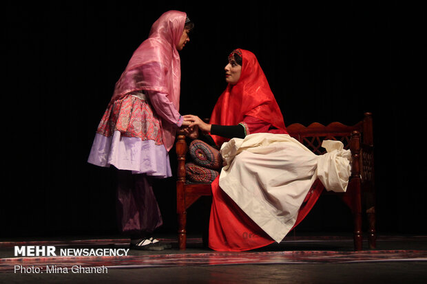 'Amineh' goes on stage in Tehran
