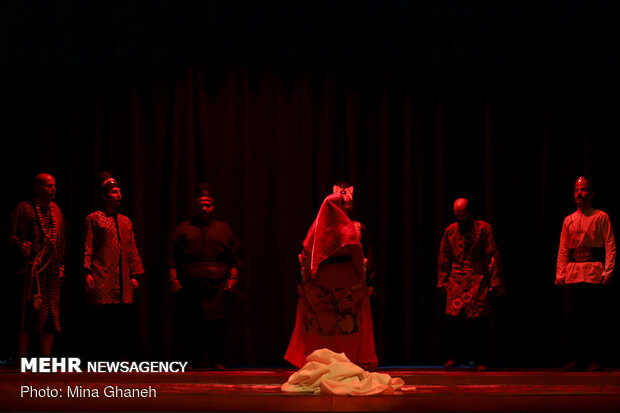 'Amineh' goes on stage in Tehran
