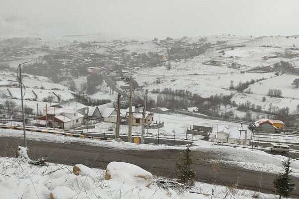 بارش برف راه ارتباطی ۳۰ روستای شهرستان کوهرنگ را مسدود کرد