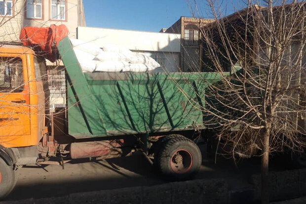 بیش از ۶ تن آرد نانوایی دولتی احتکاری در قم کشف شد