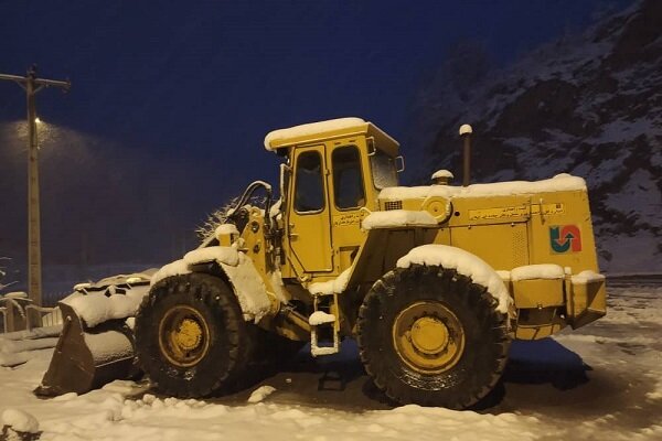 بارش برف راه‌های ارتباطی روستاهای دهدز را مسدود کرد