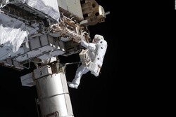 ۳ فضانورد خارج از ایستگاه فضایی بین المللی پیاده روی می کنند