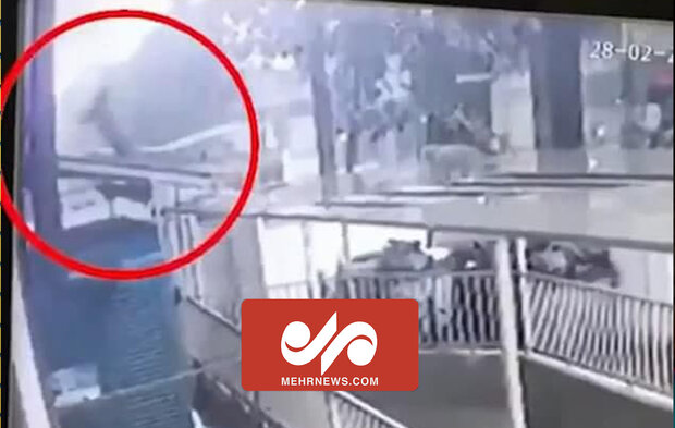 لحظه نجات کودک دوساله پس از سقوط از طبقه ۱۲ ساختمان