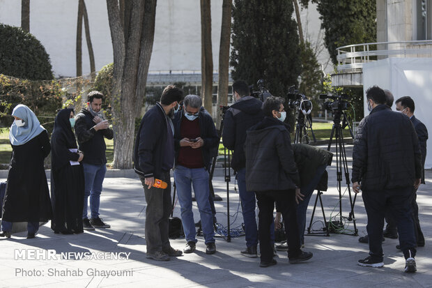 انتظار جمعی از خبرنگاران در حاشیه جلسه ۷ اسفند ۹۹ هیات دولت
