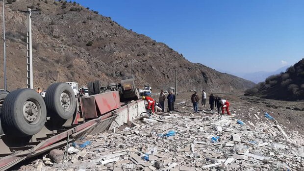 تصادف تریلی و کامیونت در جاده قدیم تهران-جاجرود/۲ نفر فوت شد