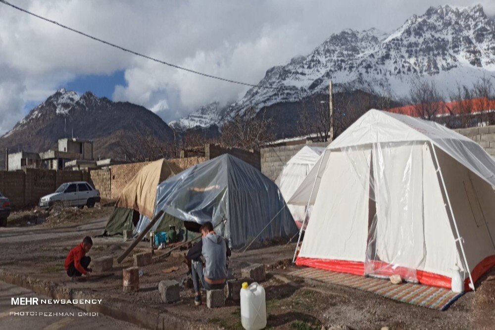 چادر تنها سقف کارگران افغان پس از زلزله سی سخت