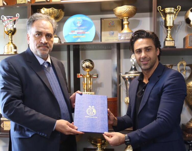 تصویری از عقد قرارداد فرهاد مجیدی با باشگاه استقلال تصویری از عقد قرارداد فرهاد مجیدی با باشگاه استقلال