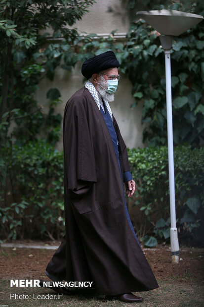 قائد الثورة الاسلامية يغرس شتلتين بمناسبة يوم الشجرة/بالصور