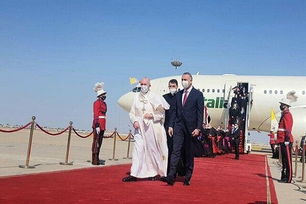  نخست‌وزیر عراق از پاپ فرانسیس استقبال کرد