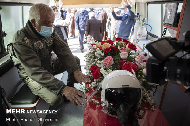 برادر شهید در کنار پیکر خلبان شهید بیرجند بیک محمدی