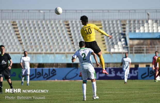  دیدار تیم‌های فوتبال آلومینیوم اراک و سپاهان اصفهان 