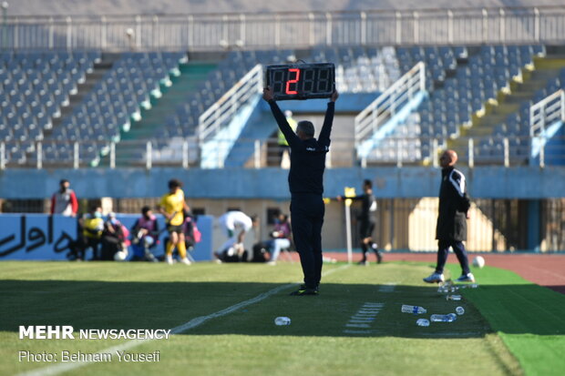  دیدار تیم‌های فوتبال آلومینیوم اراک و سپاهان اصفهان 