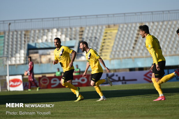  دیدار تیم‌های فوتبال آلومینیوم اراک و سپاهان اصفهان 