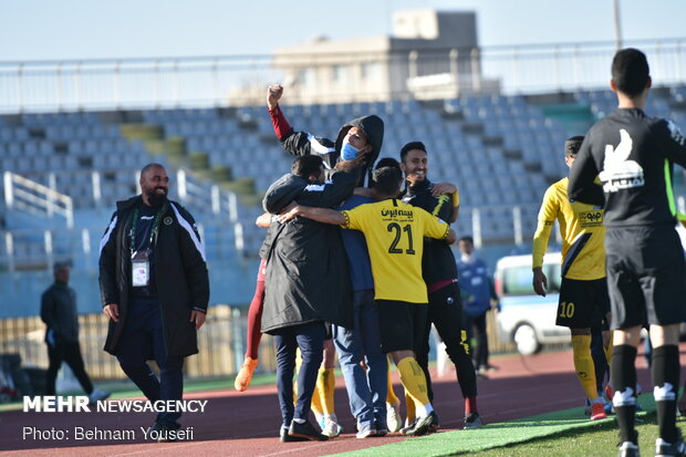  دیدار تیم‌های فوتبال آلومینیوم اراک و سپاهان اصفهان 