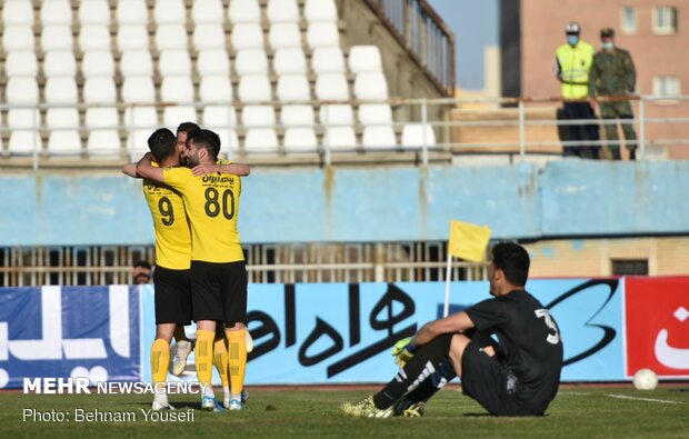  دیدار تیم‌های فوتبال آلومینیوم اراک و سپاهان اصفهان 