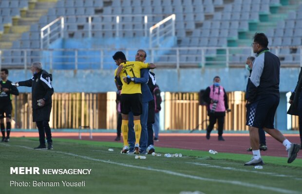  دیدار تیم‌های فوتبال آلومینیوم اراک و سپاهان اصفهان 