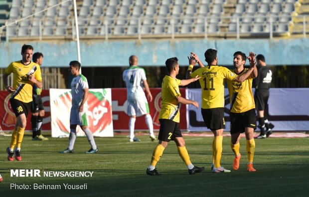  دیدار تیم‌های فوتبال آلومینیوم اراک و سپاهان اصفهان 