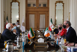 Zarif Tahran'da İrlandalı mevkidaşı ile görüştü