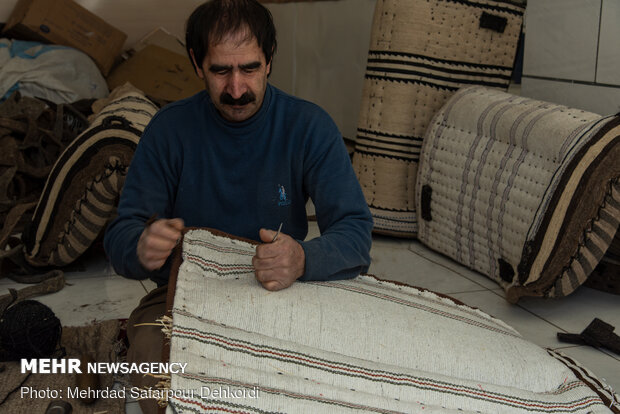 برای دوخت هایی که باید از این ور پالان تا آن طرف امتداد یابد با درفشی که بلندی آن در حدود ۱.۲۵ متر است آن را سوراخ کرده.