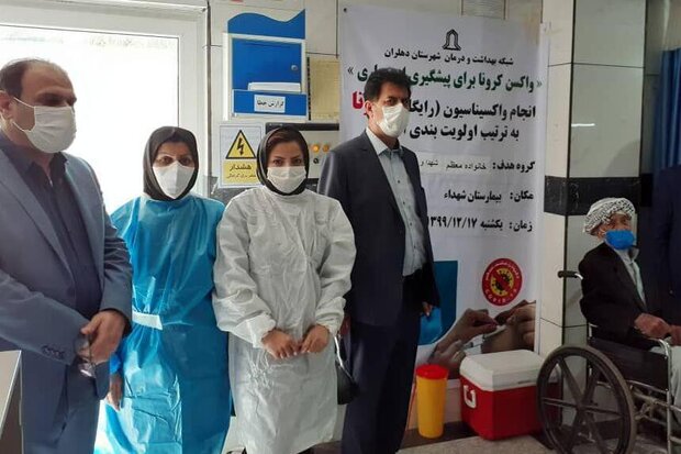 اولین واکسن کرونا در دهلران تزریق شد اولین واکسن کرونا در دهلران تزریق شد