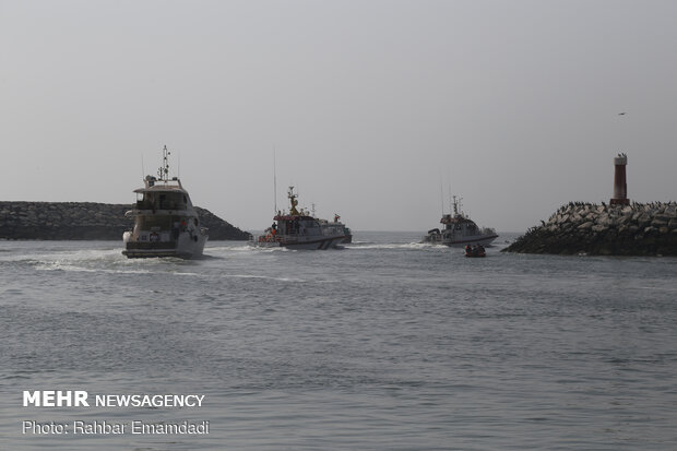 Marine rescue maneuver in Bandar Abbas
