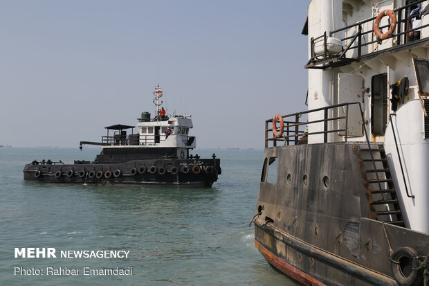 Marine rescue maneuver in Bandar Abbas
