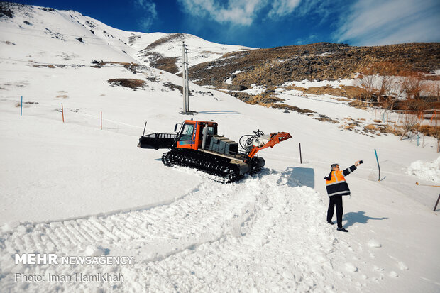 Snow plows clear roads in Iran’s Hamedan province
