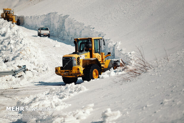 Snow plows clear roads in Iran’s Hamedan province
