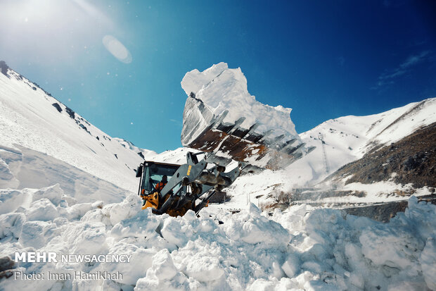 Snow plows clear roads in Iran’s Hamedan province
