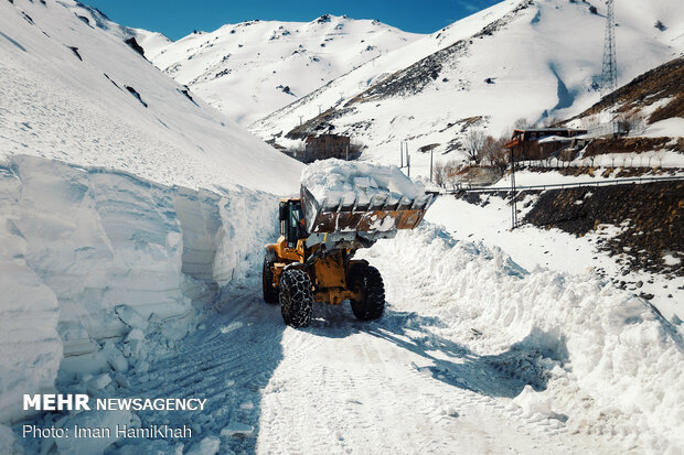 Snow plows clear roads in Iran’s Hamedan province
